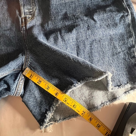 Women’s 501 Levi denim distressed 5 pocket short jeans medium wash Size 16W - Picture 6 of 11